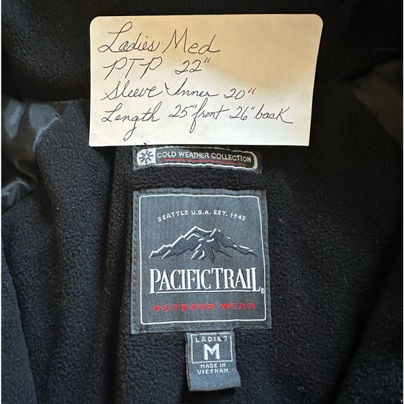 Pacific Trail, Med, white winter coat, hood, zipped pockets. - Picture 2 of 5